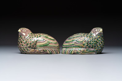 A pair of Chinese turquoise-glazed ducks and a pair of verte biscuit quail-form covered boxes, 20th C.