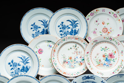 17 Chinese blue, white and famille rose plates and an Imari-style tea caddy, Kangxi/Qianlong