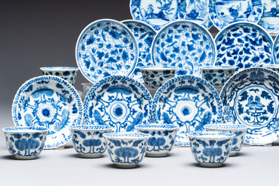17 Chinese blue and white cups and 22 saucers, Kangxi/Yongzheng