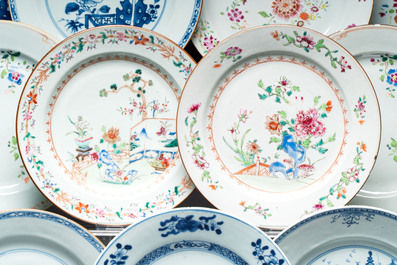 17 Chinese blue, white and famille rose plates and an Imari-style tea caddy, Kangxi/Qianlong