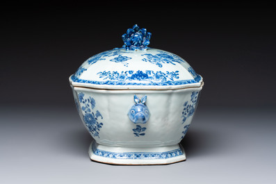 A Chinese blue and white dish, tureen and stand with floral design, Qianlong