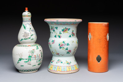 A Chinese famille rose spittoon, a famille verte covered double-gourd vase and a gilt-decorated coral-red-ground hat stand, Daoguang mark, 19th C.