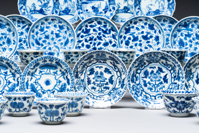 17 Chinese blue and white cups and 22 saucers, Kangxi/Yongzheng
