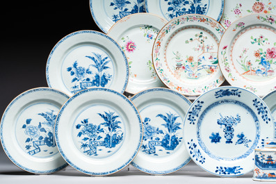 17 Chinese blue, white and famille rose plates and an Imari-style tea caddy, Kangxi/Qianlong