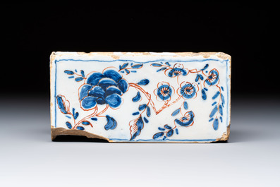 A blue, white and iron-red decorated English Delftware flower brick vase, 18th C.