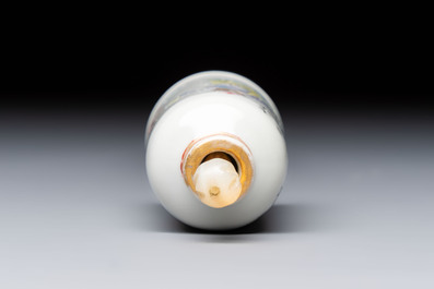 A Chinese famille rose inscribed snuff bottle with figural design, Yiyang Tangzhi mark, 19/20th C.