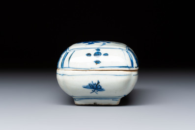 A Chinese blue and white betel nut box and cover with floral design, Wanli