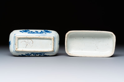 A Chinese blue and white betel nut box and cover with floral design, Wanli