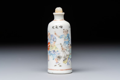 A Chinese famille rose inscribed snuff bottle with figural design, Yiyang Tangzhi mark, 19/20th C.