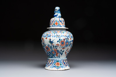 A large ribbed Dutch Delft cashmere palette vase, 18th C.