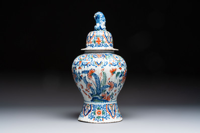 A large ribbed Dutch Delft cashmere palette vase, 18th C.