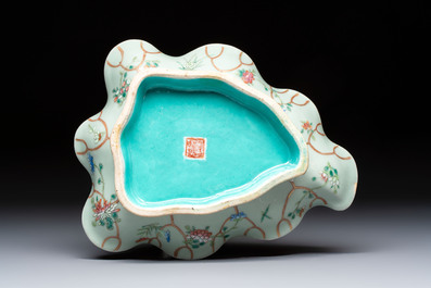 Three Chinese famille rose celadon-ground leaf-form tazzas, Tongzhi and Guangxu marks, 19th C.