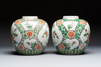 A pair of Chinese famille verte 'Floral' jars with wooden covers, 19th C.