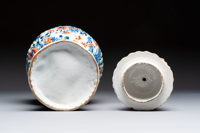 A large ribbed Dutch Delft cashmere palette vase, 18th C.