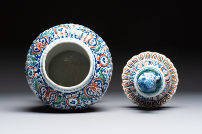 A large ribbed Dutch Delft cashmere palette vase, 18th C.