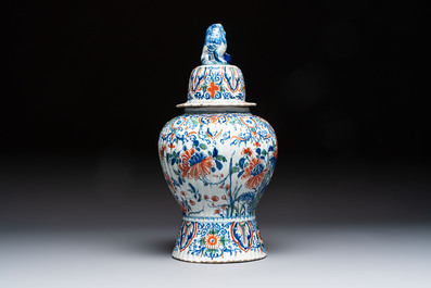 A large ribbed Dutch Delft cashmere palette vase, 18th C.