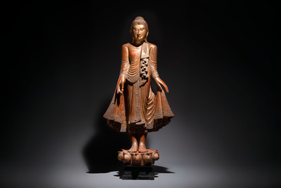 A very large Burmese mica-inlaid gilt-lacquered wooden Mandaly Buddha, 20th C.