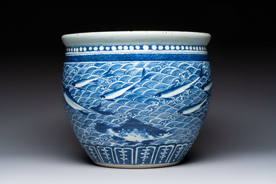 A Chinese blue and white 'Fish' scroll pot, 19th C.