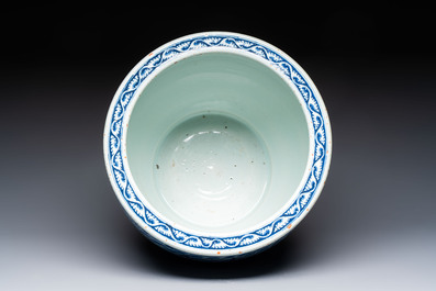 A Chinese blue and white 'Fish' scroll pot, 19th C.
