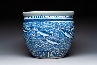 A Chinese blue and white 'Fish' scroll pot, 19th C.