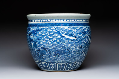 A Chinese blue and white 'Fish' scroll pot, 19th C.