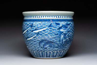 A Chinese blue and white 'Fish' scroll pot, 19th C.