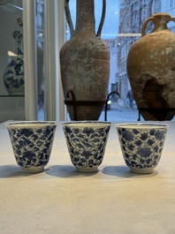 Nine Chinese blue and white cups and 12 saucers, Kangxi
