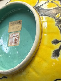 A Chinese grisaille yellow-ground 'Da Ya Zhai 大雅齋' bowl, Yong Qing Chang Chun 永慶長春 mark, 19th C.
