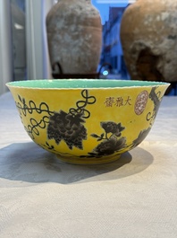 A Chinese grisaille yellow-ground 'Da Ya Zhai 大雅齋' bowl, Yong Qing Chang Chun 永慶長春 mark, 19th C.