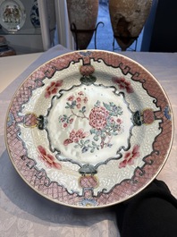 Four Chinese famille rose plates and a dish with floral design, Yongzheng/Qianlong