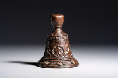 A cast bronze table bell, inscribed 'Lof God van Al', The Netherlands, 17/18th C.
