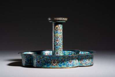 A Chinese cloisonn&eacute; candleholder with quatrefoil base, 19/20th C.