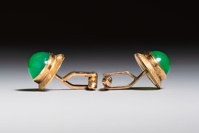 A pair of 18kt yellow gold cufflinks with green cabochon stones, 20th C.