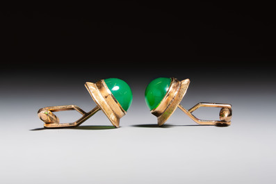 A pair of 18kt yellow gold cufflinks with green cabochon stones, 20th C.