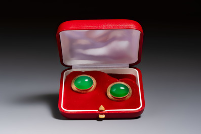 A pair of 18kt yellow gold cufflinks with green cabochon stones, 20th C.