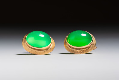 A pair of 18kt yellow gold cufflinks with green cabochon stones, 20th C.