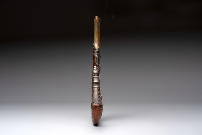 A jambiya-style dagger or 'Asib' with a horn hilt, a scabbard and silver-plated mounts, Yemen, 19th C.