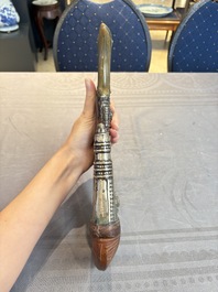 A jambiya-style dagger or 'Asib' with a horn hilt, a scabbard and silver-plated mounts, Yemen, 19th C.