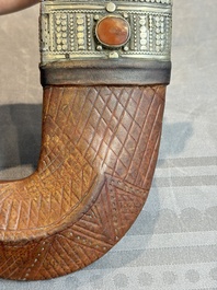 A jambiya-style dagger or 'Asib' with a horn hilt, a scabbard and silver-plated mounts, Yemen, 19th C.