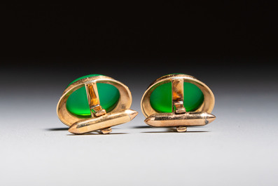 A pair of 18kt yellow gold cufflinks with green cabochon stones, 20th C.