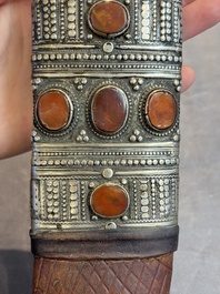 A jambiya-style dagger or 'Asib' with a horn hilt, a scabbard and silver-plated mounts, Yemen, 19th C.