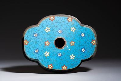 A Chinese cloisonn&eacute; candleholder with quatrefoil base, 19/20th C.