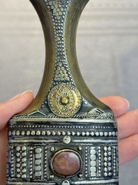 A jambiya-style dagger or 'Asib' with a horn hilt, a scabbard and silver-plated mounts, Yemen, 19th C.