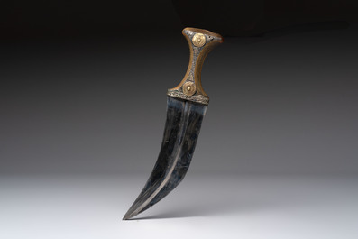 A jambiya-style dagger or 'Asib' with a horn hilt, a scabbard and silver-plated mounts, Yemen, 19th C.