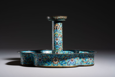 A Chinese cloisonn&eacute; candleholder with quatrefoil base, 19/20th C.