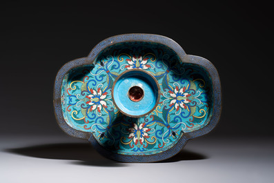 A Chinese cloisonn&eacute; candleholder with quatrefoil base, 19/20th C.