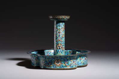 A Chinese cloisonn&eacute; candleholder with quatrefoil base, 19/20th C.