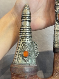 A jambiya-style dagger or 'Asib' with a horn hilt, a scabbard and silver-plated mounts, Yemen, 19th C.