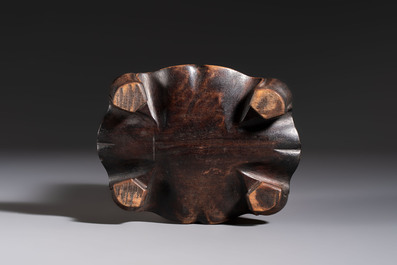 Two Chinese bronze censers and an oil lamp, Xuande and Jin Chun Yuan 金椿源 mark, 19/20th C.