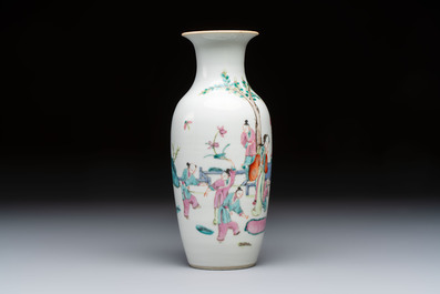 Three Chinese enamelled blue and white covered bowls on stands and a famille rose vase, Kangxi and Tongzhi mark, 19/20th C.